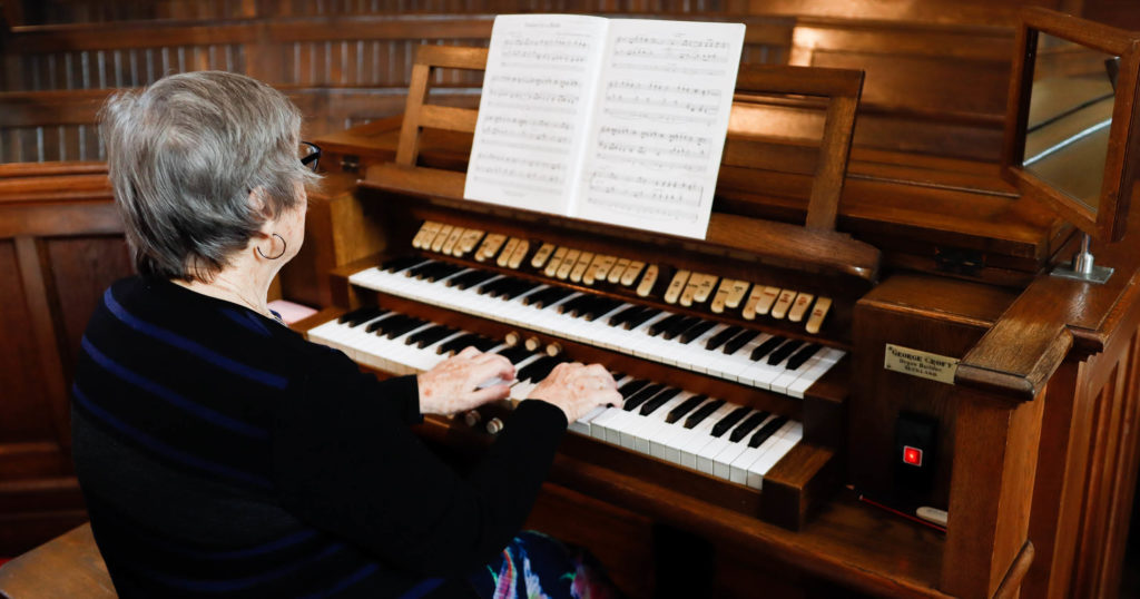 woman-playing-the-organ